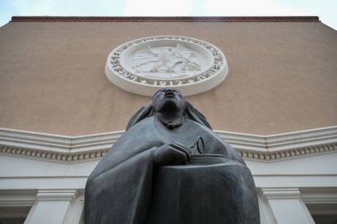 New Mexico Capitol Binası Santa Fe, New Mexico 'da. Sendikadaki tek yuvarlak meclis binası..