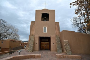 San Miguel Kilisesi, Amerika 'nın en eski kilisesi, adobe pueblan stiliyle süslenmiş.