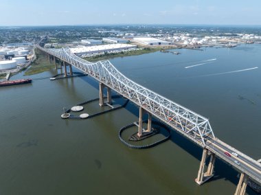 Staten Island, New Jersey ve New Jersey arasındaki köprüden geçen hava görüntüsü..