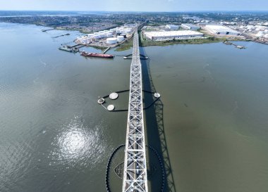 Staten Island, New Jersey ve New Jersey arasındaki köprüden geçen hava görüntüsü..