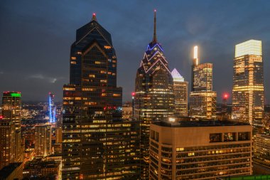Philadelphia, Pennsylvania 'daki Liberty Place' in gökdelenlerinin hava görüntüsü.