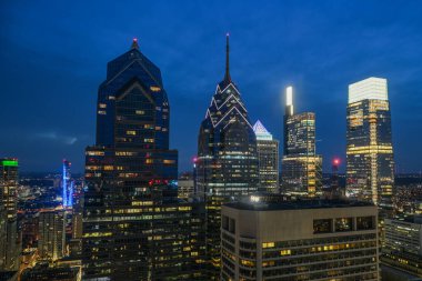 Philadelphia, Pennsylvania 'daki Liberty Place' in gökdelenlerinin hava görüntüsü.