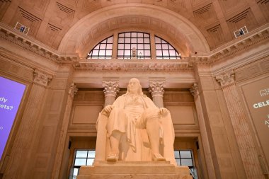 Philadelphia, Pennsylvania - 26 Mayıs 2024: Franklin Enstitüsü 'nün kubbesinde Ben Franklin. Heykeltıraş James Earle Fraser.