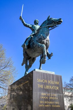 Washington D.C., ABD - 24 Mart 2024: Altın harfli mermer bir heykel üzerinde Simon Bolivar 
