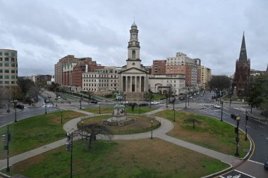 Washington, DC - 23 Mart 2024: Washington 'daki Thomas Circle Park' taki National City Hristiyan Kilisesi.