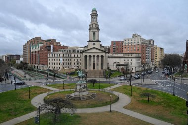 Washington, DC - 23 Mart 2024: Washington 'daki Thomas Circle Park' taki National City Hristiyan Kilisesi.