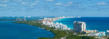 Cancun, Meksika 'daki Hotel Zona Hotelera' nın kuzey yarımadasının havadan panoramik görüntüsü.