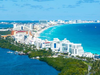 Cancun, Meksika 'daki Hotel Zona Hotelera' nın kuzey yarımadasının havadan panoramik görüntüsü.