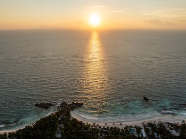 Tulum 'un şafak vakti Meksika, Yucatan' daki gündoğumunun hava görüntüsü..