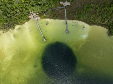 Laguna Kaan Luum hava görüntüsü. Tulum Mexico 'nun hemen dışında yerel halk ve turistler arasında popüler sığ ve berrak sulara sahip bir göl bulunuyor..