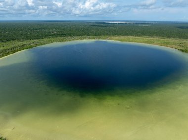 Laguna Kaan Luum hava görüntüsü. Tulum Mexico 'nun hemen dışında yerel halk ve turistler arasında popüler sığ ve berrak sulara sahip bir göl bulunuyor..