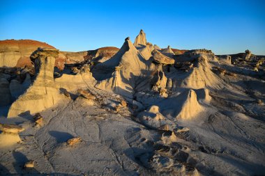 Bisti / De-Na-Zin Wilderness 'deki Hayaller Vadisi, New Mexico, ABD.