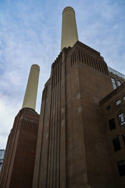 Battersea Elektrik Santrali, yeni yenilenmiş savaşlar arası elektrik santrali, şu anda alışveriş merkezi ve apartmanların birleşik kullanım şeması..