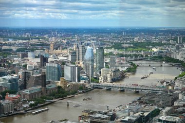 Londra, İngiltere 'deki One Blackfriars ve Southbank gökdelen kulelerinin hava görüntüsü.