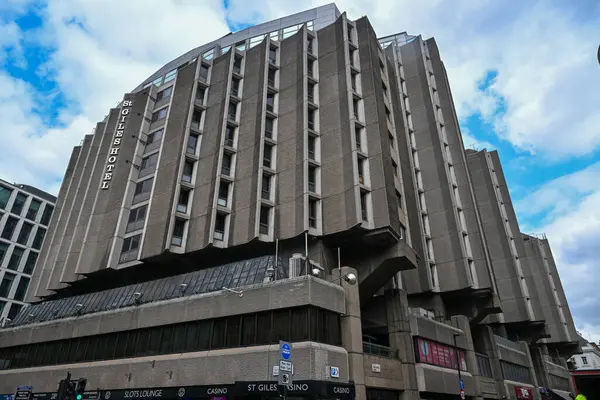 Londra, İngiltere - 28 Haziran 2024: Londra, İngiltere 'deki St. Giles Oteli.