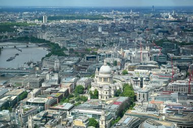 İngiltere 'nin başkenti Londra' nın finans bölgesinin merkezindeki ikonik Saint Paul Katedrali 'nin hava fotoğrafı.