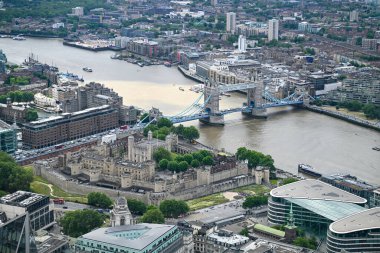 Londra Kulesi 'nin ve Londra' daki Tower Hill Memorial 'ın havadan görüntüsü..