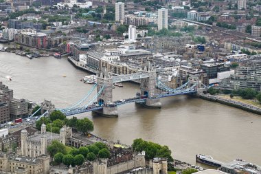 Londra Kulesi 'nin ve Londra' daki Tower Hill Memorial 'ın havadan görüntüsü..