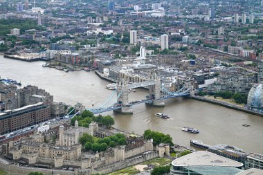 Londra Kulesi 'nin ve Londra' daki Tower Hill Memorial 'ın havadan görüntüsü..