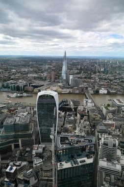 Çömlek gökdeleninin fütüristik cam ok kulesi cephesi Londra, İngiltere 'deki Tower Bridge' den görülüyor..