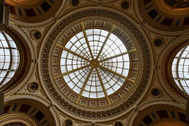 Londra, İngiltere - 27 Haziran 2024: Ulusal Galeri Londra tavan iç kubbe dekoratif tavan penceresi müze sütunları sanat deco ve Rönesans tarzı.