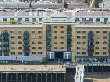 Londra, İngiltere - 23 Haziran 2024: Thames Nehri 'nin karşısındaki Butler' s Wharf 'ın görüntüsü, İngiltere.