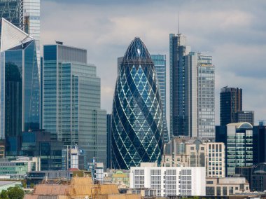 Londra 'nın finans ve ticaret bölgesi üzerindeki havacılık şehri manzarası İngiltere' nin seyahat ve turizm beldesi