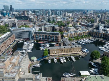 Londra, İngiltere - 24 Haziran 2024: Londra 'daki ünlü St. Katharine Rıhtım Limanı' nın havadan görünüşü