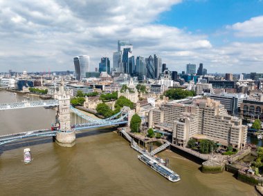 Londra, İngiltere - 24 Haziran 2024: Londra 'daki Tower Bridge' in havadan görüntüsü. Londra 'nın en ünlü köprülerinden biri ve Londra' nın görülmesi gereken simgelerinden biri. Londra Kule Köprüsü 'nün güzel manzarası.