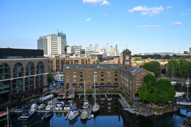 Londra, İngiltere - 24 Haziran 2024: Londra 'daki St. Katharine Limanı, Londra, İngiltere' deki ikonik Tower Köprüsü yakınlarında