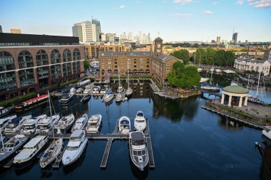 Londra, İngiltere - 24 Haziran 2024: Londra 'daki St. Katharine Limanı, Londra, İngiltere' deki ikonik Tower Köprüsü yakınlarında