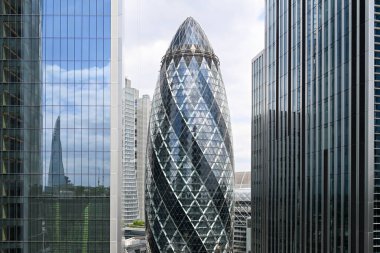 Londra 'nın finans ve ticaret bölgesi üzerindeki havacılık şehri manzarası İngiltere' nin seyahat ve turizm beldesi