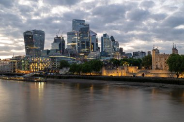Londra 'nın finans bölgesi, Tower Köprüsü' nden alacakaranlıkta İngiltere.