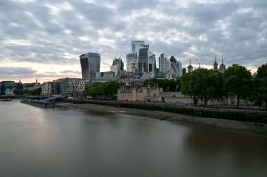 Londra, İngiltere - 23 Haziran 2024: Londra 'nın finans bölgesi, Tower Bridge' den alacakaranlıkta.