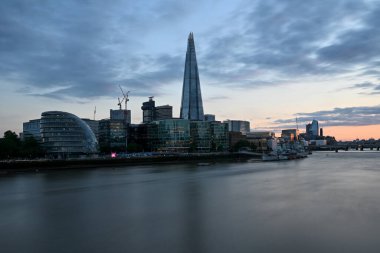 Çömlek gökdeleninin fütüristik cam ok kulesi cephesi Londra, İngiltere 'deki Tower Bridge' den görülüyor..