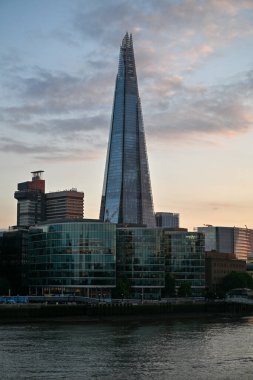 Londra, İngiltere - 23 Haziran 2024: Geleceğe dönük cam ok kulesiyle Shard gökdeleni Londra, İngiltere Tower Bridge 'den izleniyor.