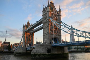 Londra, İngiltere - 23 Haziran 2024: Londra, İngiltere 'de gün batımında Tower Bridge manzarası