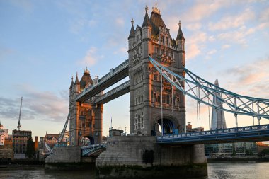 Londra, İngiltere - 23 Haziran 2024: Londra, İngiltere 'de gün batımında Tower Bridge manzarası