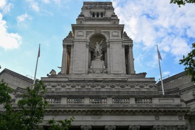 Londra, İngiltere - 23 Haziran 2024: Trinity House (eski Liman İdaresi binası) Trinity Square Gardens, Tower Hill, İngiltere