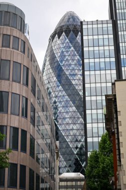 Londra, Birleşik Krallık - 23 Haziran 2024: Daha önce İsviçre Re Binası olarak bilinen ve gayrı resmi olarak Gherkin olarak bilinen 30 St. Mary Axe 'in dışı.