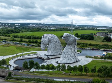 Kelpieler, İskoç Falkirk ve Grangemouth kasabaları arasındaki devasa çelik at kafalarıdır..
