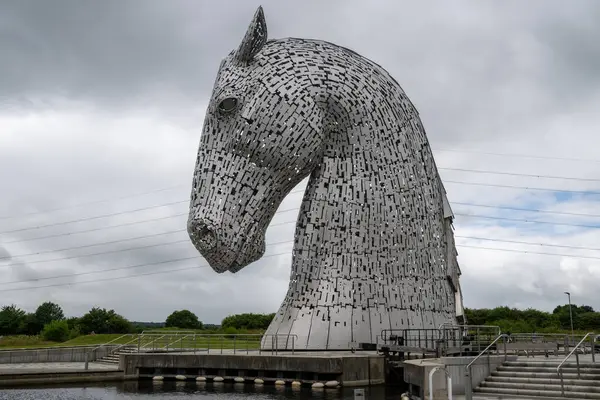 Kelpieler, İskoç Falkirk ve Grangemouth kasabaları arasındaki devasa çelik at kafalarıdır..