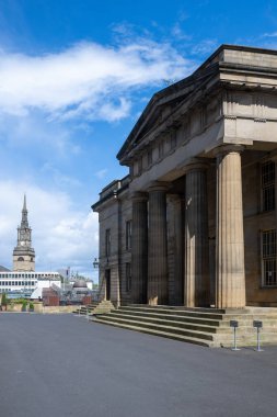 Tyne, İngiltere 'deki Newcastle - 4 Temmuz 2024: Tartışma Salonu' nun Doric sütunları.