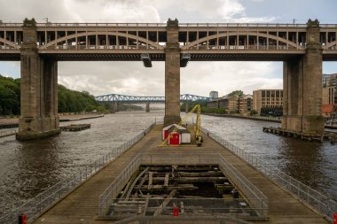 İngiltere, Newcastle 'daki Tyne Nehri' nin karşısındaki Yüksek Seviye Köprüsü olarak bilinen Viyadük Demiryolu.