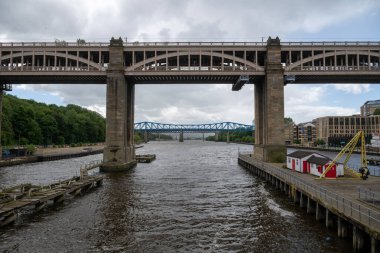 İngiltere, Newcastle 'daki Tyne Nehri' nin karşısındaki Yüksek Seviye Köprüsü olarak bilinen Viyadük Demiryolu.