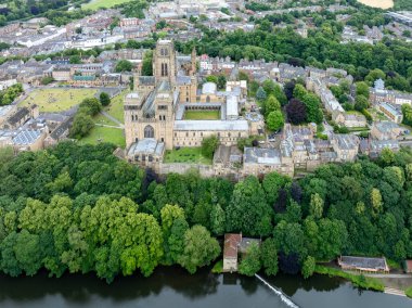 Durham Katedrali 'nin, kalenin ve nehrin havadan görünüşü İngiltere' nin Durham şehrinde giyilir.