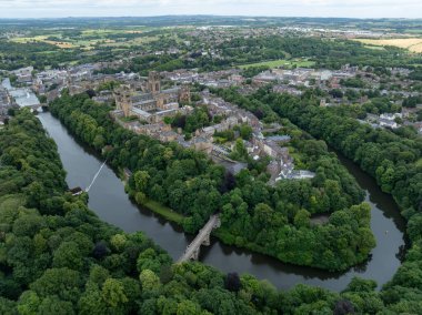 Durham Katedrali 'nin, kalenin ve nehrin havadan görünüşü İngiltere' nin Durham şehrinde giyilir.