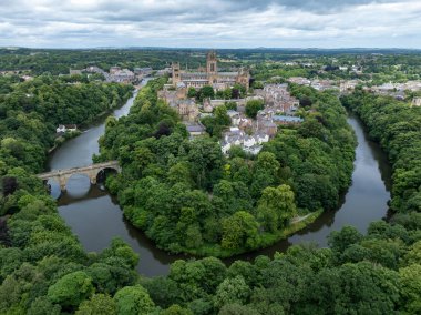 Durham Katedrali 'nin, kalenin ve nehrin havadan görünüşü İngiltere' nin Durham şehrinde giyilir.