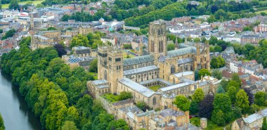 Durham Katedrali 'nin, kalenin ve nehrin havadan görünüşü İngiltere' nin Durham şehrinde giyilir.