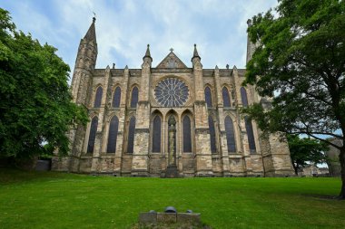 Durham Katedrali, resmi olarak İsa Katedrali, Bakire Meryem ve Durham 'lı Aziz Cuthbert, İngiltere